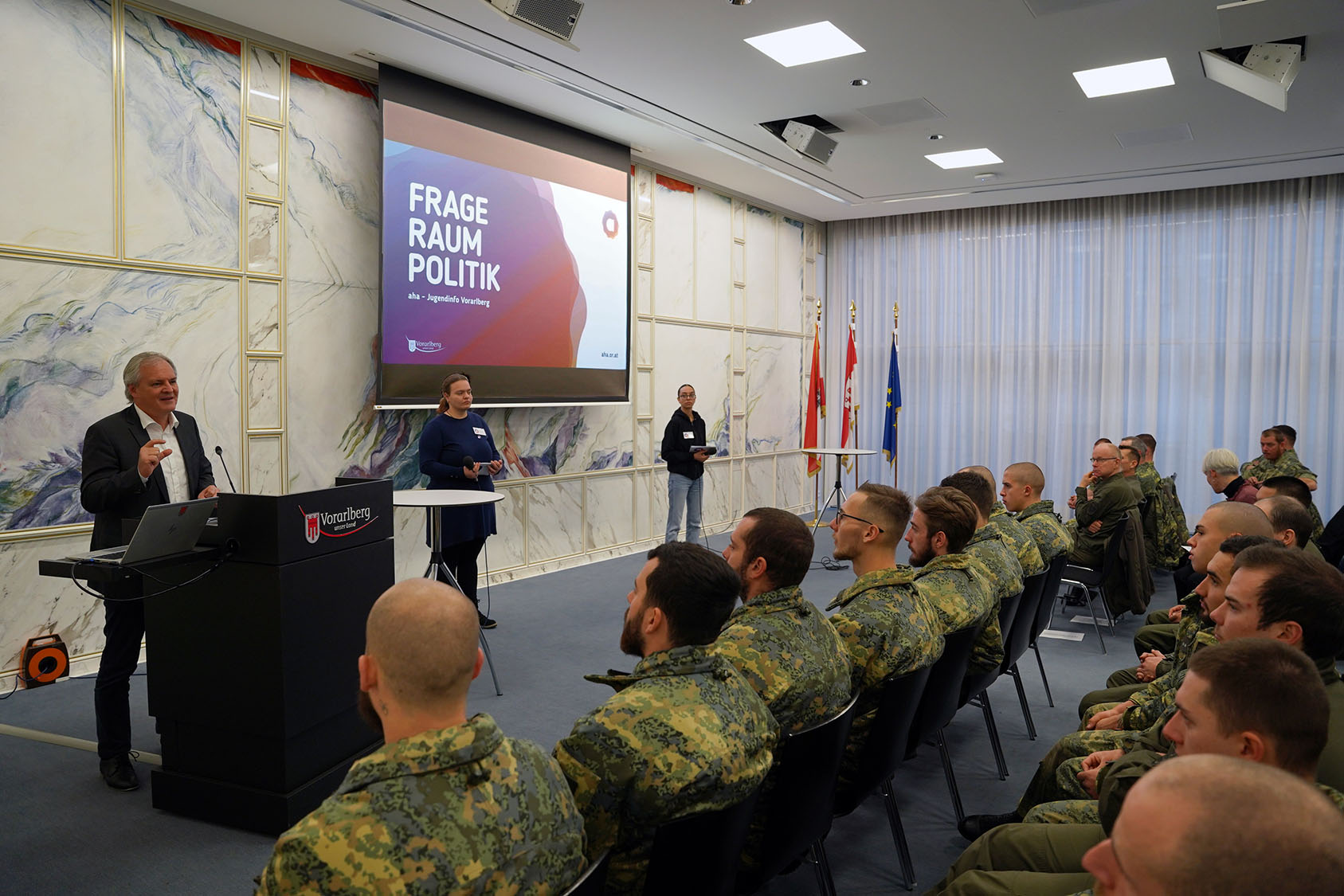 Soldatinnen und Soldaten informieren sich bei FrageRaum Politik